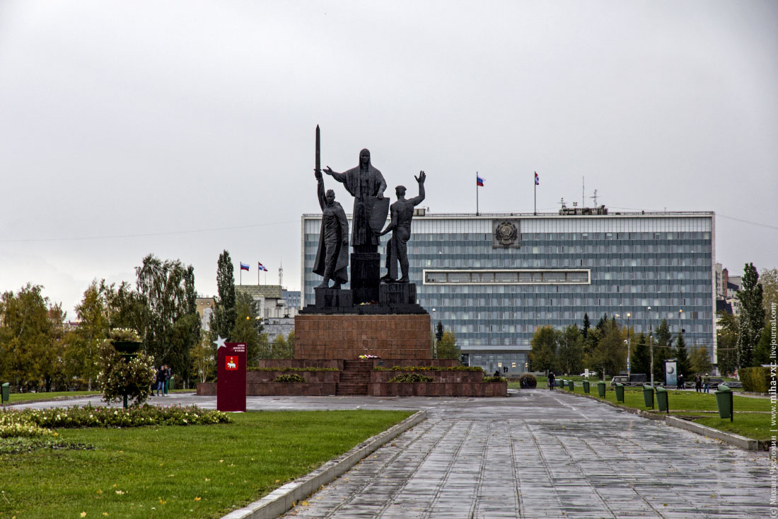 Памятник героя фронта и тыла